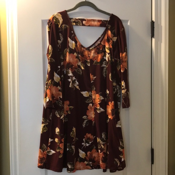 Floral print top. Keyhole back - Picture 2 of 2